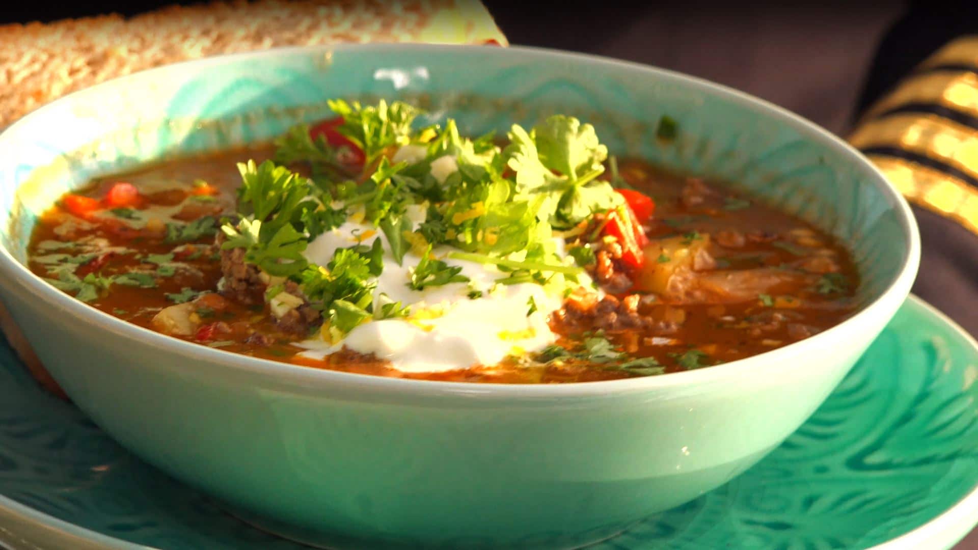 Toppad Ungersk Gulaschsoppa toppad med smetana och gremolata - Kaptenmat